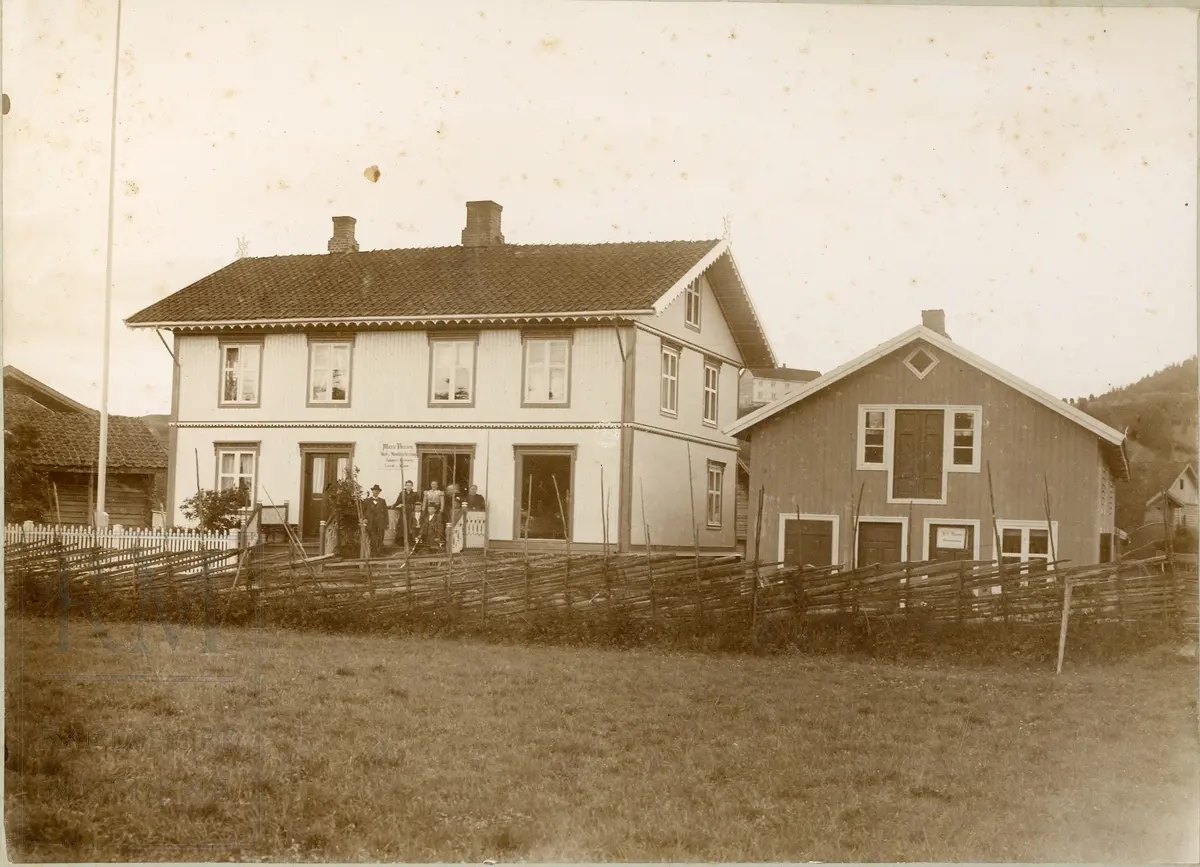 H. C. Hansens hus og forretning, senere Sandbæk gården. Langgården, uthus, til høyre.