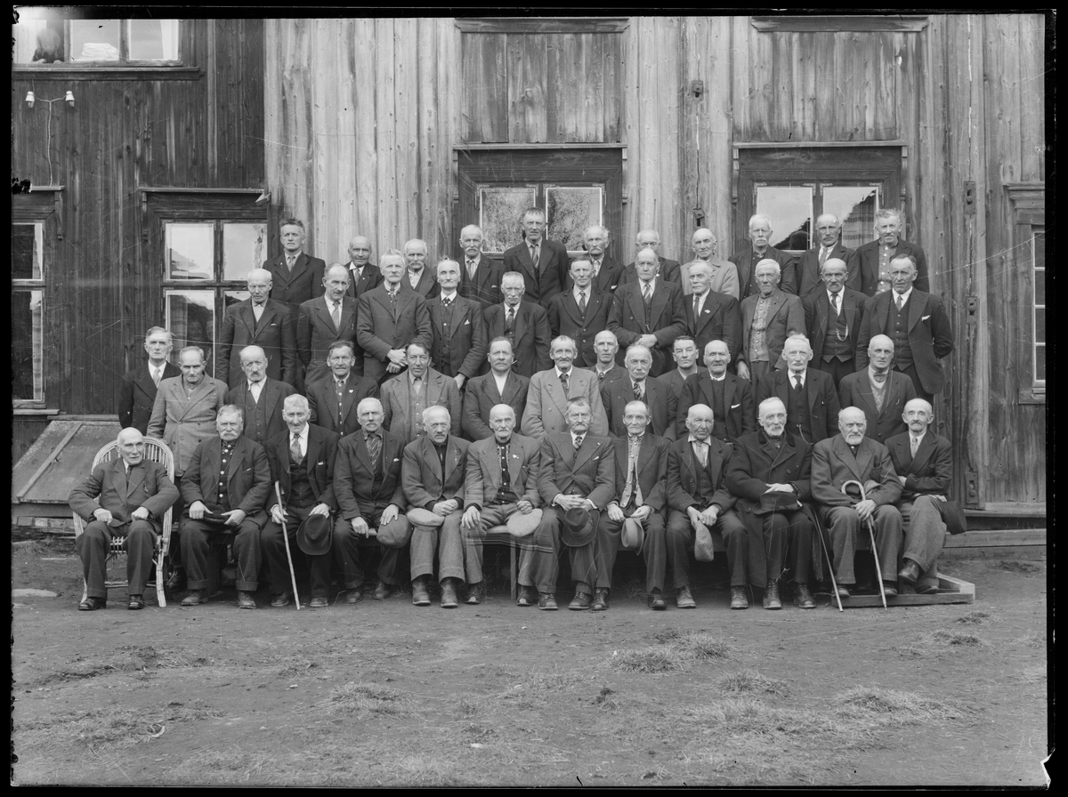 Gruppebilde av tidligere gruve- og hyttearbeidere under Røros Kobberverks jubileum i 1946.