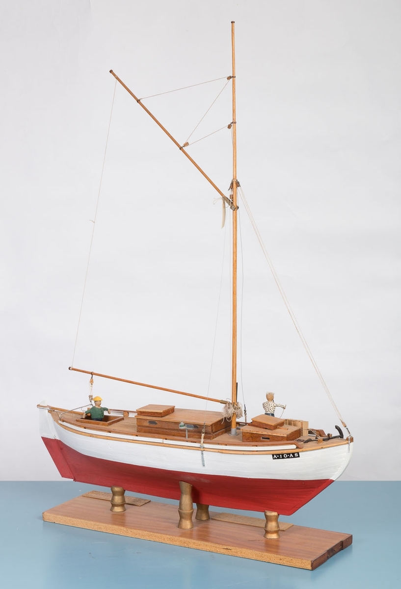 Modell av losbåten "Sigurd" med registreringsnummer A-10-AS.
Spesielt fine detaljer midtskips i lugaren.
Bækvolds produksjonsnummer 27.
Båten ble bygget av Colin Archer som losbåt i 1893.
Fiskebåt fra 1918 - 1964, seilt av Ole Elias Bækvold (Egils far).