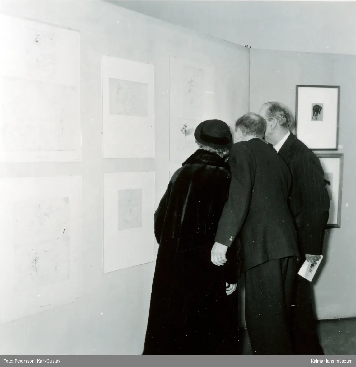 Tillfällig utställning från Kalmar konstmuseum Wahlbomsutställningen 1958. Besökare som beskådar tavlor och skulpturer.