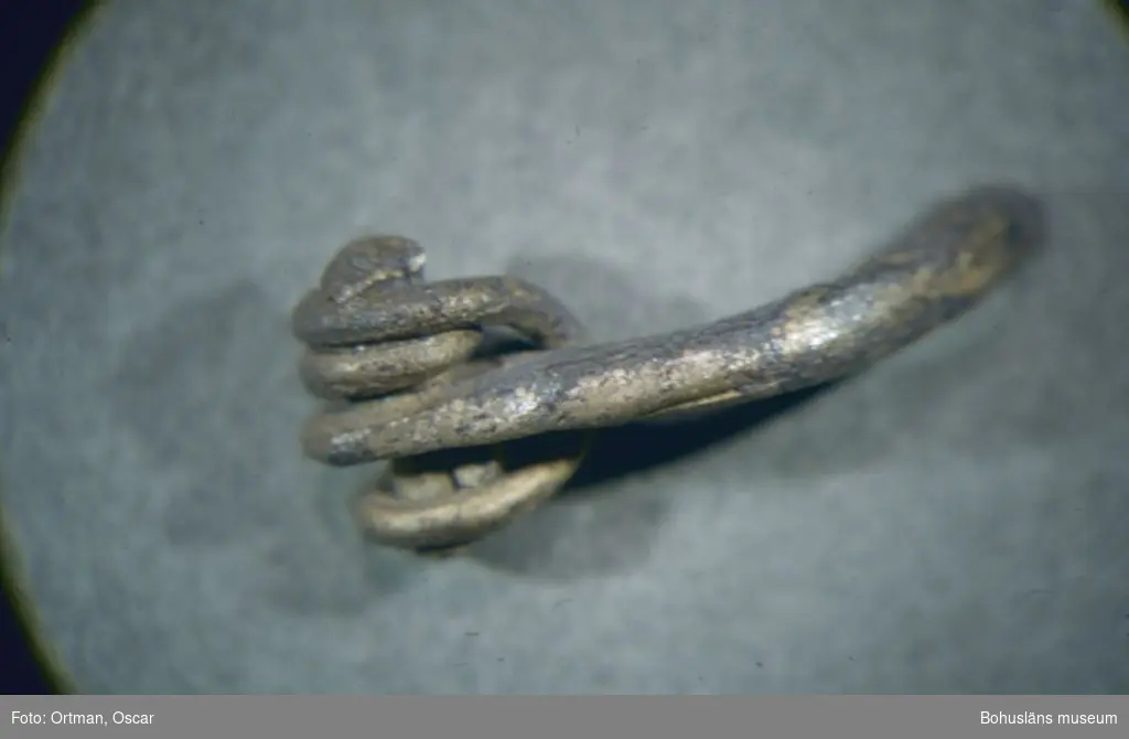 Norum 140:1 grav 1 S/V. Metall järnsölja/ring under konservering