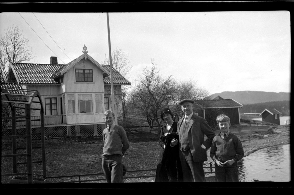 Familien Sundt på Konglungen i Asker, hvor de leide feriebolig i 1930. Fra venstre Julius, Hilda, Rolf sr. og Rolf jr.