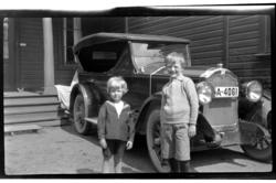 Brødrene Rolf jr. og Julius Sundt står foran sin fars Buick,