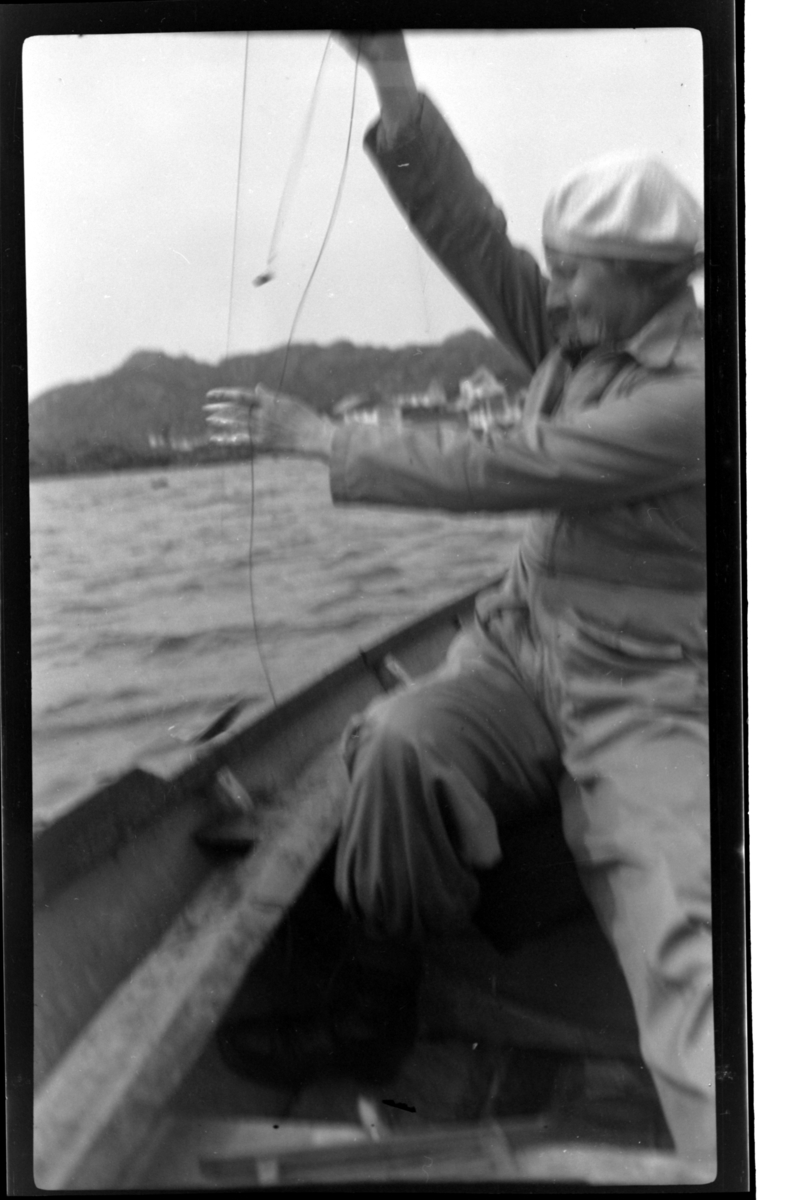 Hilda Sundt tar en fisk, Loshavn. Fotografert 1938.