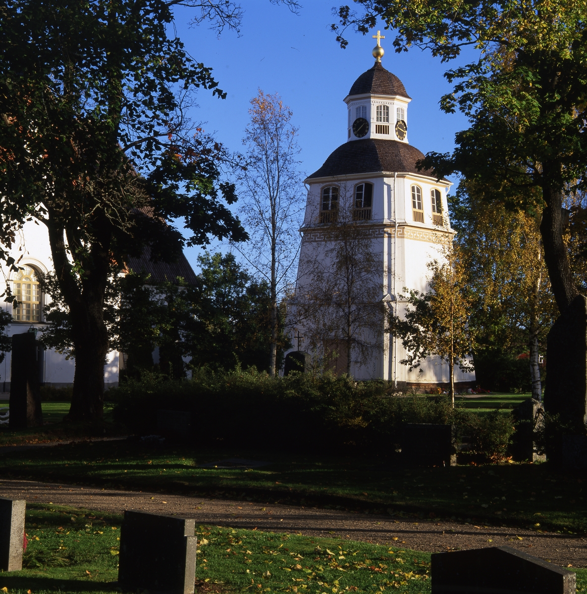 Arbrå kyrka och klockstapel 5 oktober 2001.