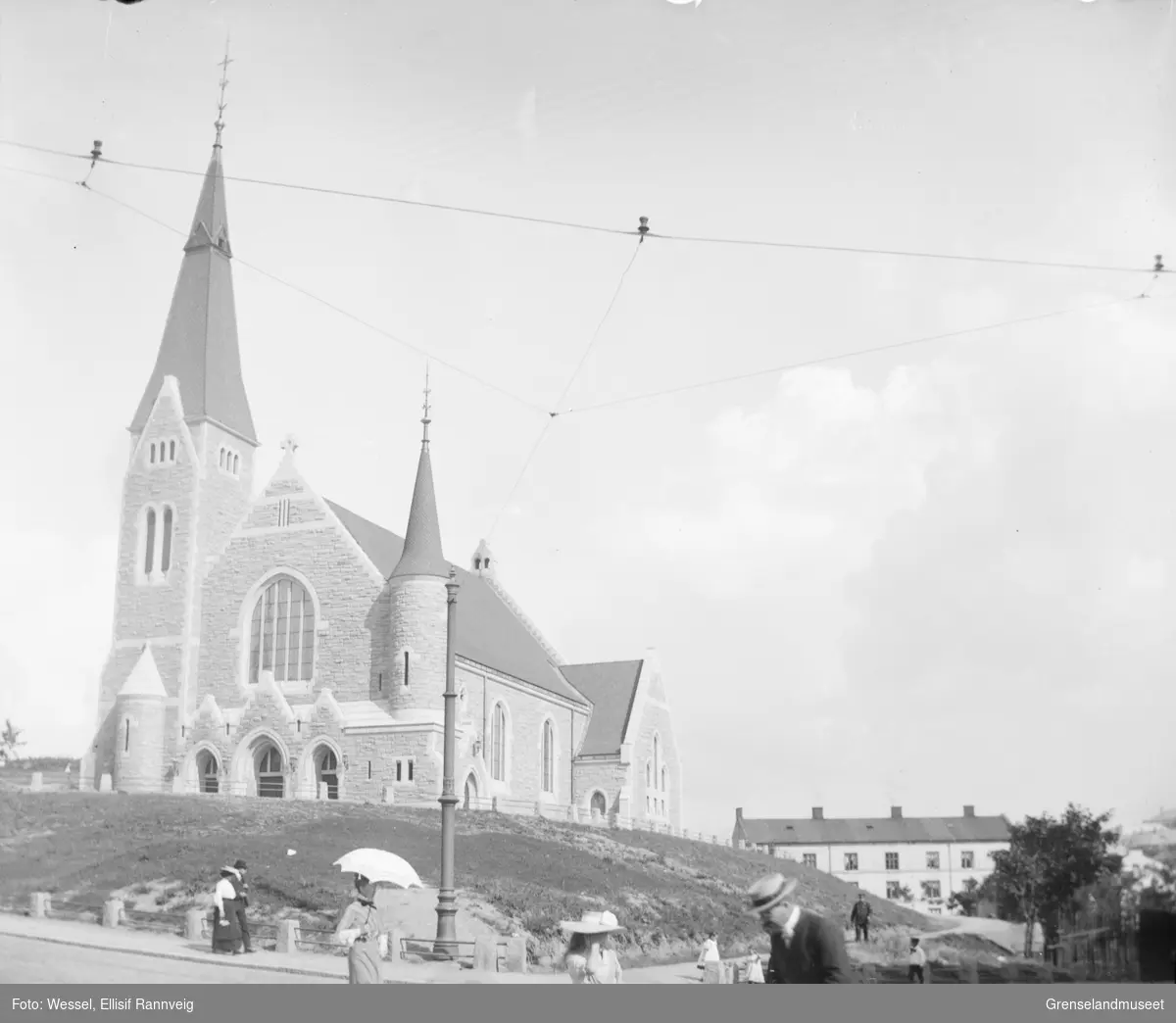 Fagerborg kirke, Oslo, ca 1900. I forgrunnen er det mennesker på gaten.