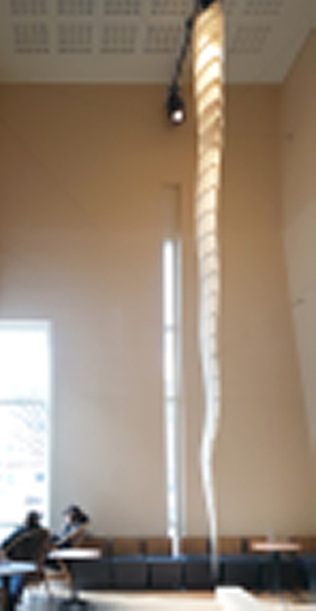 I Tårnrommet ved vestibylen finner man et kontemplativt rom hvor lysskulpturen "Ovenfra og ned" av Christian Sunde er et mildt midtpunkt i form av en lang og smal planteaktig figur som "svever" vertikalt i rommet.