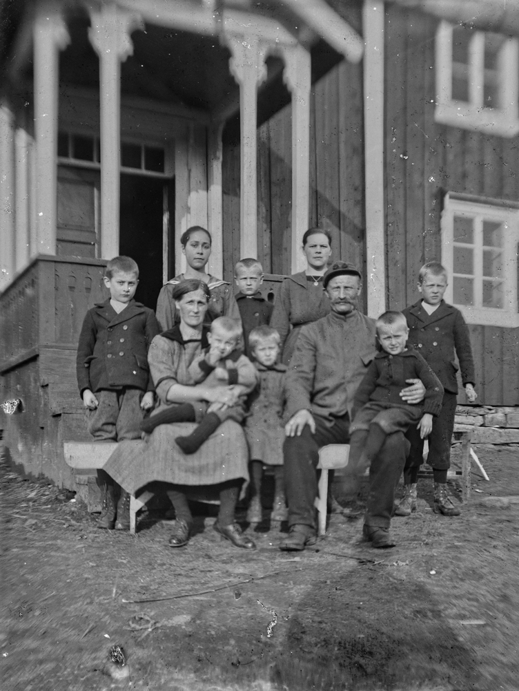 Familiebilde på trapp foran hus, ukjent sted. - Helgeland Museum ...