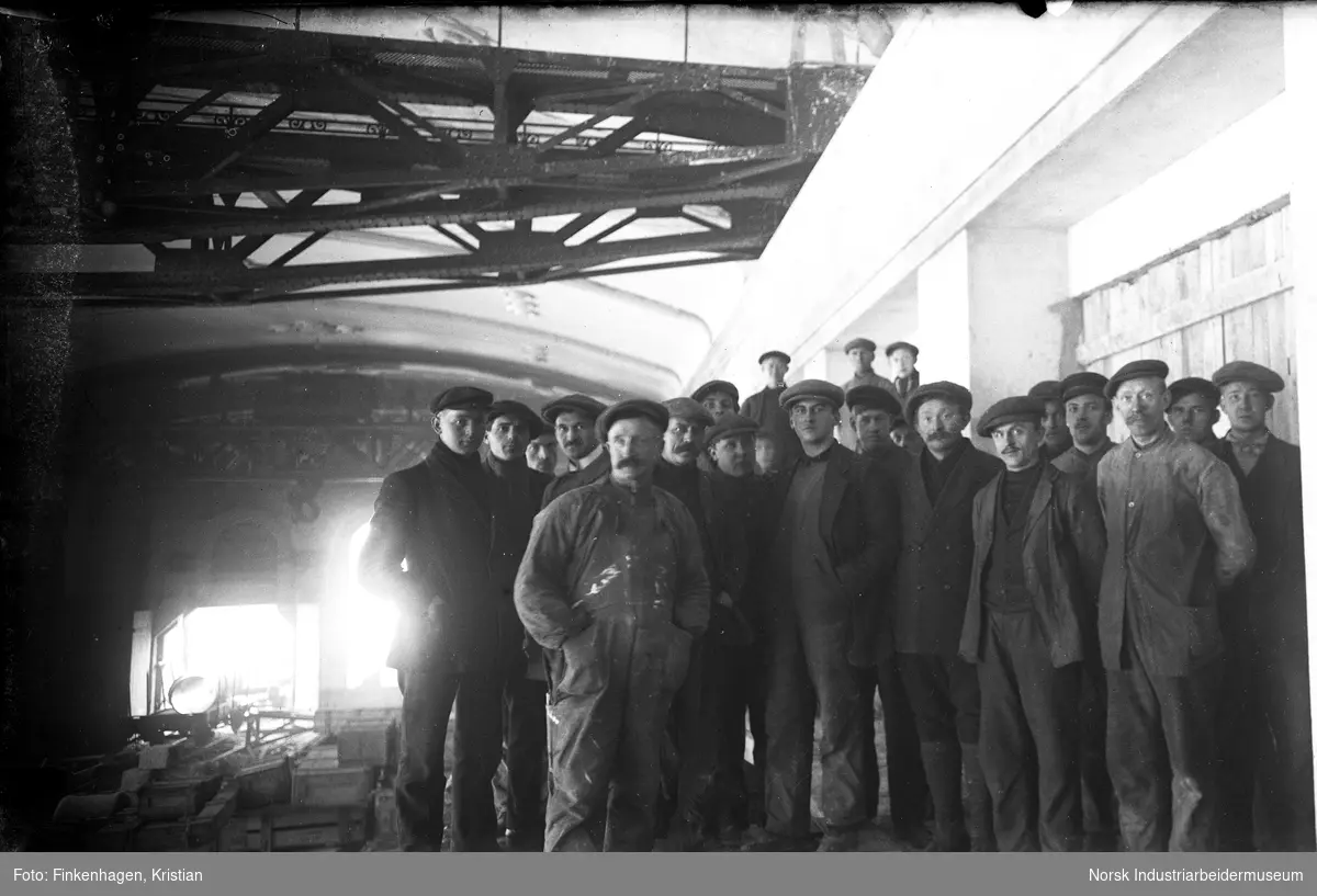 Gruppebilde av arbeidskarer (rallar) under bygging av maskinhallen på Såheim Kraftstasjon.