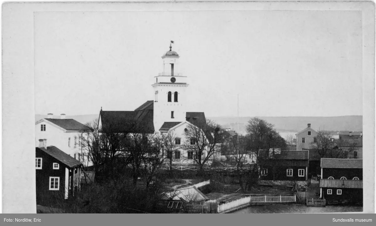 Kyrkan Lovisa Ulrika från väster. Frredrik Bünsows villa strax framför (Bünsow lät senare bygga om villan i klassisistisk stil). Tjärnen skymtar i högre nedre kant. Tagen före stadsbranden 1888.