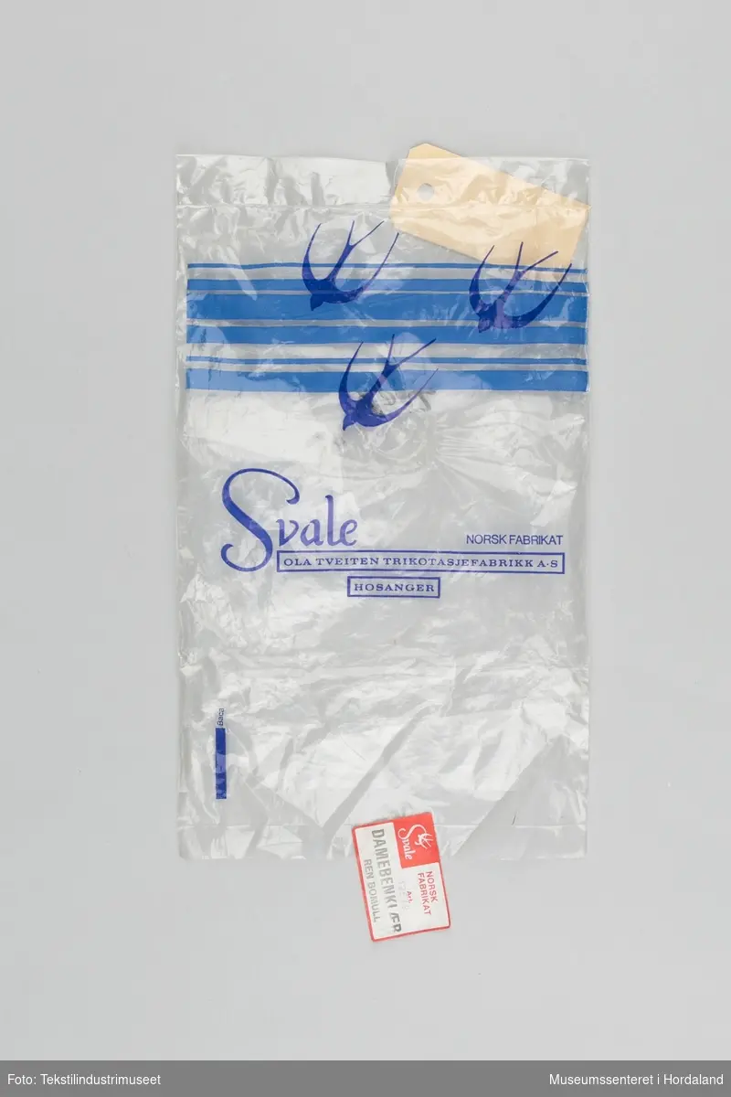 Kvit underbukse i merket Svale. Dekorativt holmønster i stoffet. Str. 40, pakka i plastemballasje.
