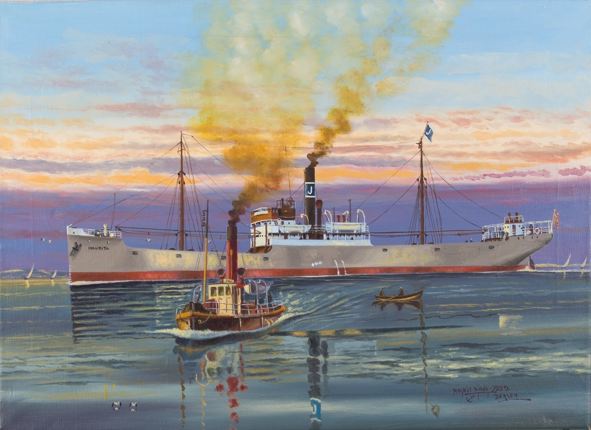 Skipsportrett av DS MAURITA under fart. Ser en slepebåt og robåt i forgrunnen. Rederimerke til rederiet J. M. Johannsessen på vimpel og skorstein, samt norsk flagg i akter.