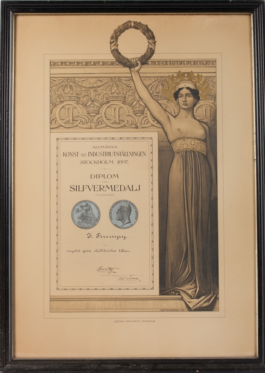 Bilde med diplom tildelt J. Trumpy fra Allmänna Konst- och Industriutställningen Stockholm 1897. Motiv av en kvinne kun iført langt skjørt som holder en krans i venstre hånd løftet opp over hodet.