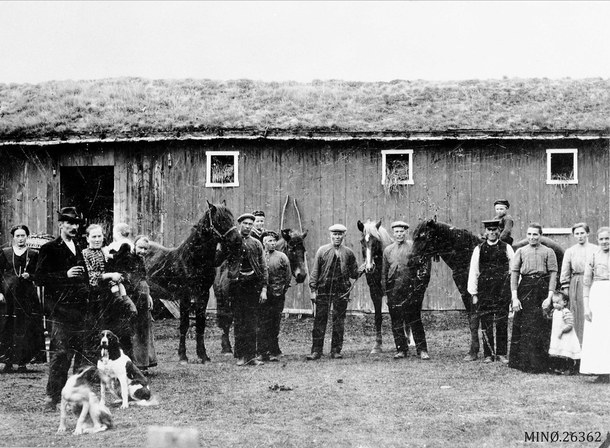 Samling av mennesker i Vangsgjelta Dalsbygda.