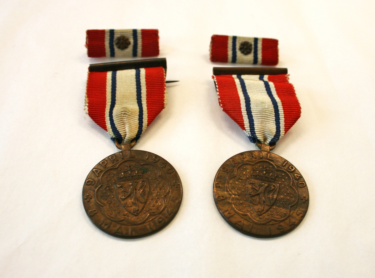 Medaljen har en rosett med riksvåpenet i, med omskrift «9 APRIL 1940 * 8 MAI 1945 *» på advers. På revers kongeflagget, handelsflagg og orlogsflagg og innskrift «DELTAGER I KAMPEN». Motivet er omgitt av en lenke.
Miniatyren har en rosett.