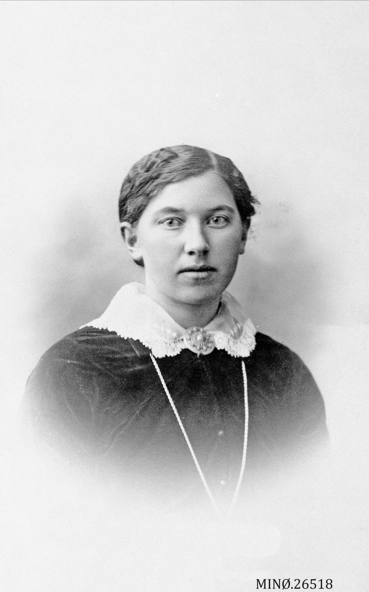 Portrett av kvinne. Anna Aaen, født 12/4-1896