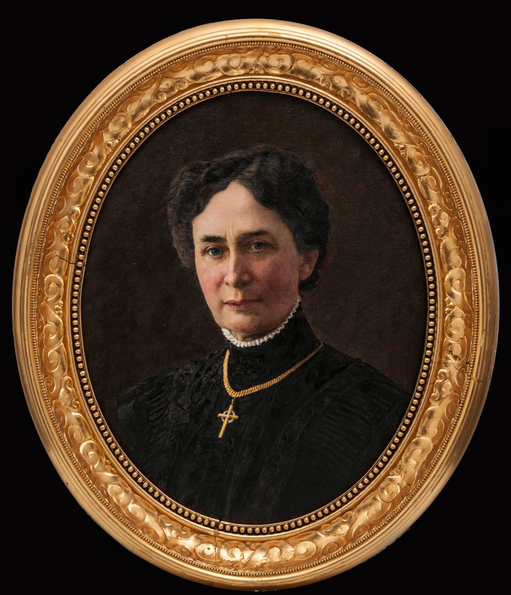 Portrett av en kvinne med et gullkors smykke rundt halsen.