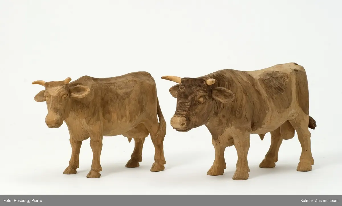 KLM 43830:4 Skulptur, av trä. Benämnd, Tjur och Ko. Datering, tidigt 1950-tal. Signatur, HR. Figuren består av en brunbetsad ko och en brun-fläckig tjur.