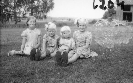 Fototropp i arbete, fyra barn. Värmland.