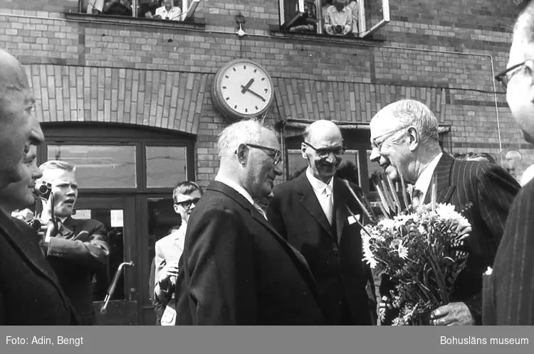 Kungainvigningen 16 juni 1964. 
Fotograf Bengt Adin, Göteborg. Regi Hans Håkansson.
Stenungsunds Järnvägsstation.
Kung Gustaf VI Adolf, Ivar Larsson och Artur Andersson.