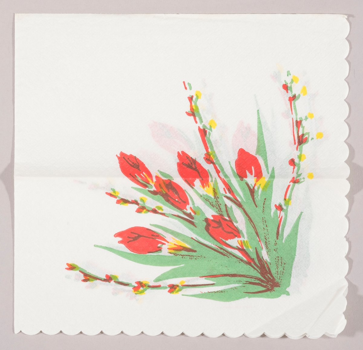 En bukett med røde tulipaner og grener med "gåsunger"