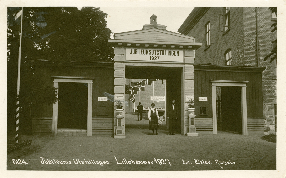 Postkort: Jubileumsutstillingen Lillehammer 1927 - inngangsportalen