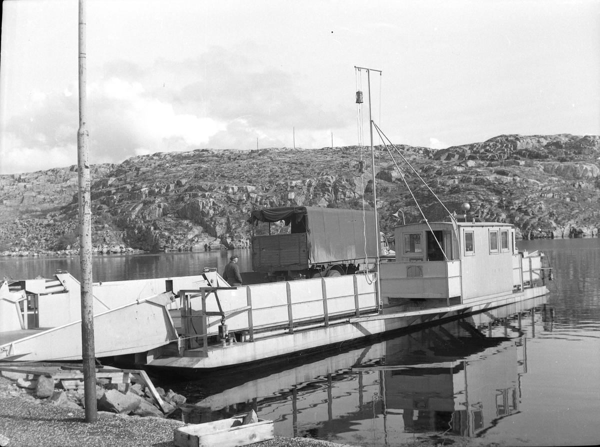 Färja med lastbil ombord, vid Hasselösund 1954.