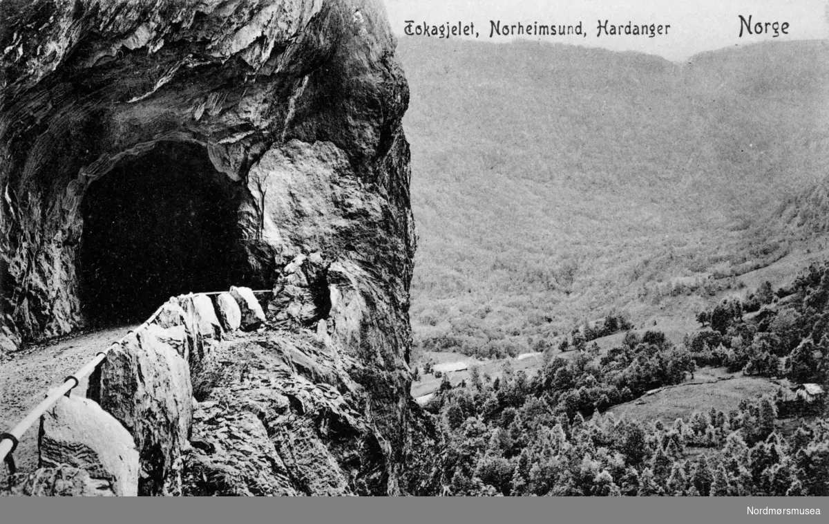 Postkort "Tokagjelet, Norheimsund, Hardanger Norge" Fra Kaptein John Paulsens postkort og private bilder. Fra Nordmøre museums fotosamlinger.
