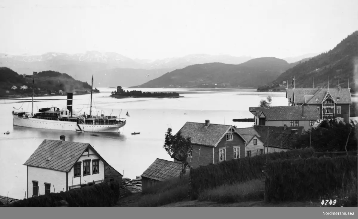 Postkort "156. Norheimsund i Hardanger. Eneberettiget 1908. 4749 K. Knudsen (?) Bergen" Fra Kaptein John Paulsens postkort og private bilder. Fra Nordmøre museums fotosamlinger.