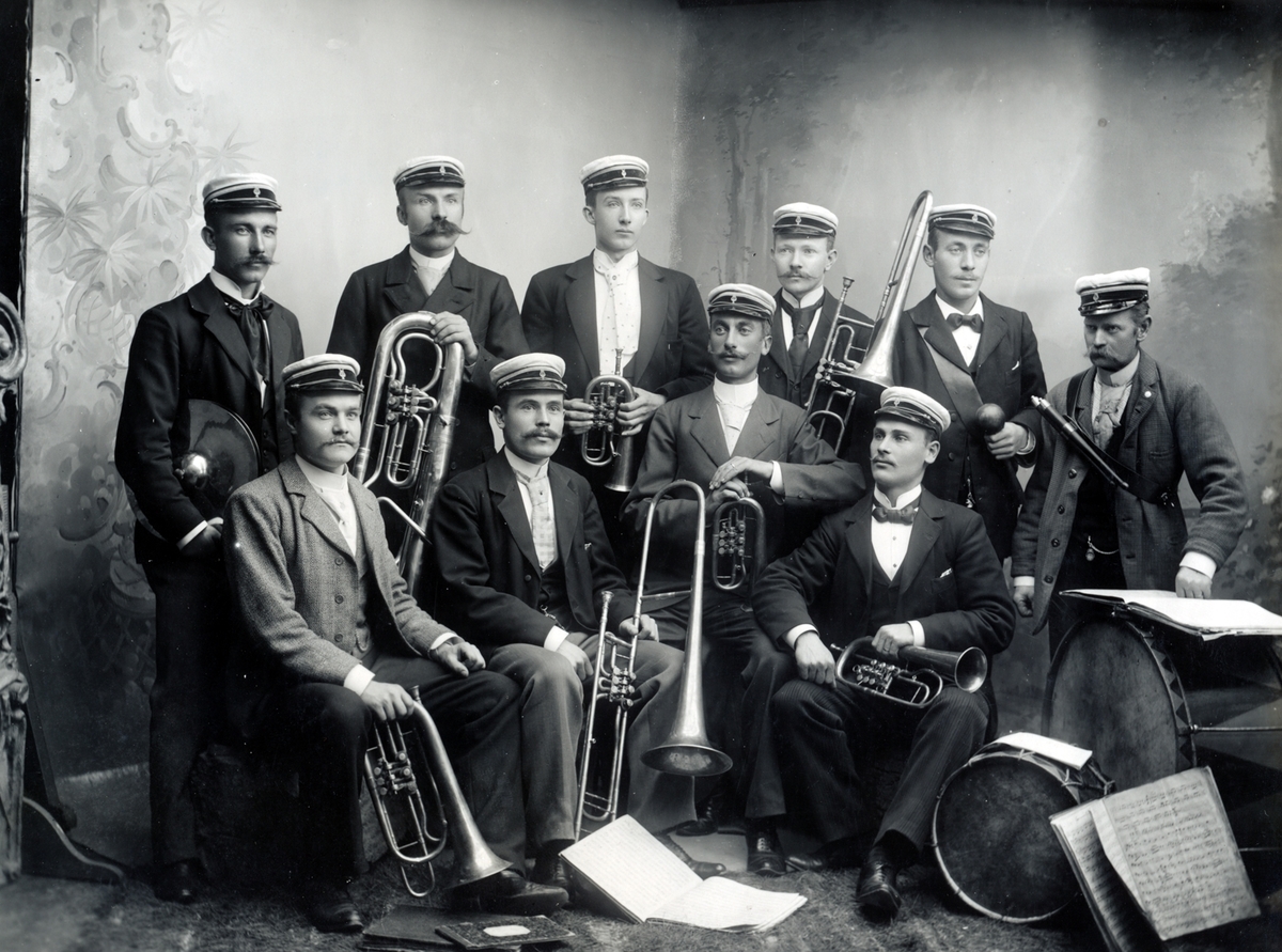 Studentorkester omkring 1900. Bilden skadad av hålslag. Nummer två repro.