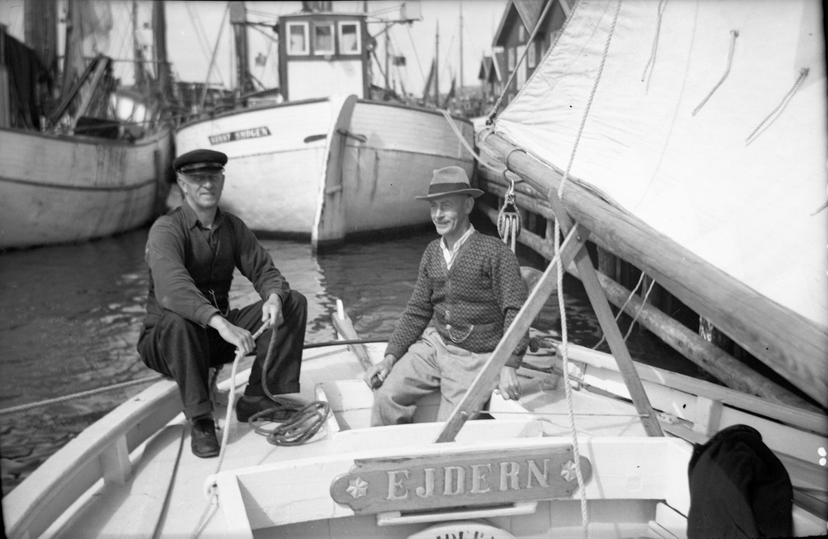 Badgästseglare i Smögens hamn ombord på segelbåten EJDERN, juli 1939.