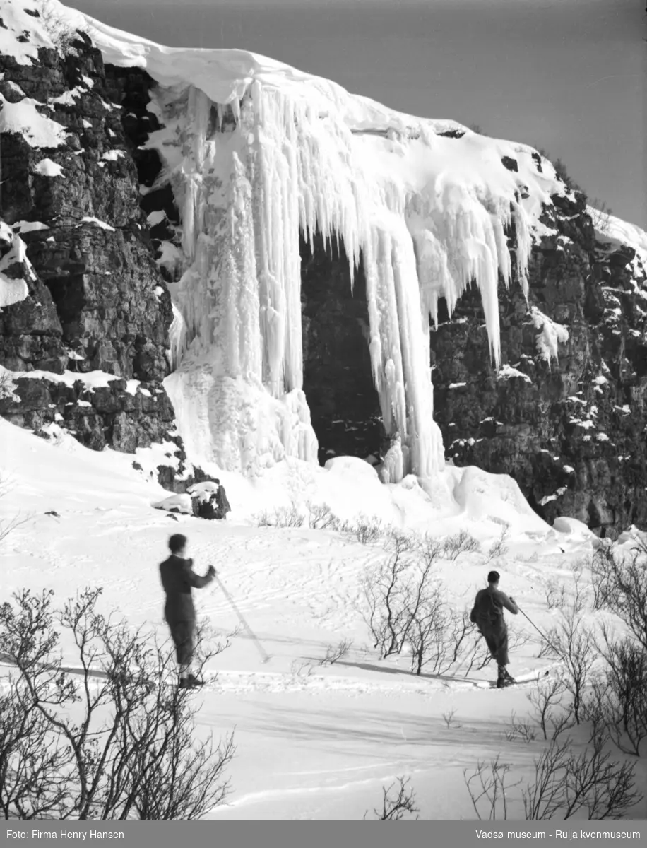 Vadsø mai 1951. Bildet er tatt i Tomaselvdalen, vest for Vadsø. Vi ser Isporten og to skiløpere.