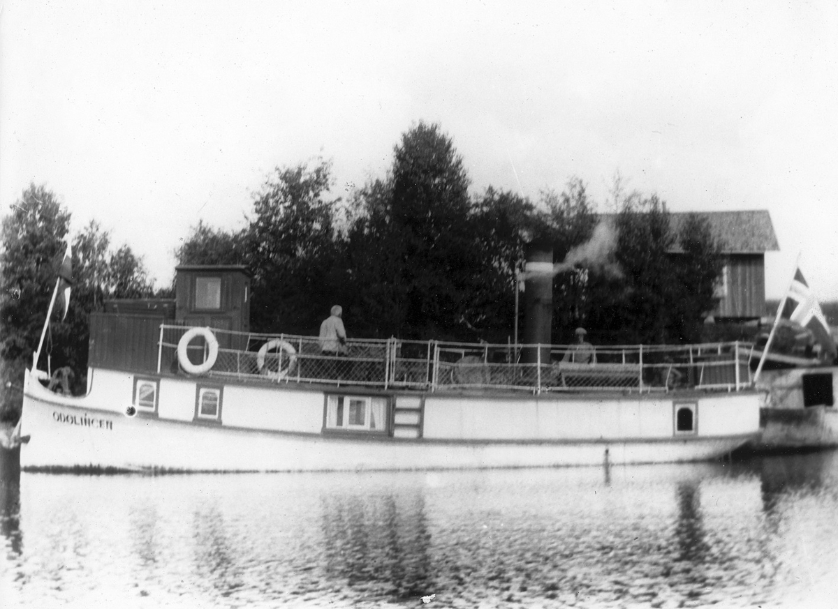 Odølingen ved Sand brygge ca 1910. Ole Nesmyren på dekket. Sjømannshjemmet i bakgrunnen. Båten var bygget ved Fredrikstad Verksted. Prisen var 11.600 kroner. Båten kom til Sand 17. mai 1895. Ukjent fotograf.