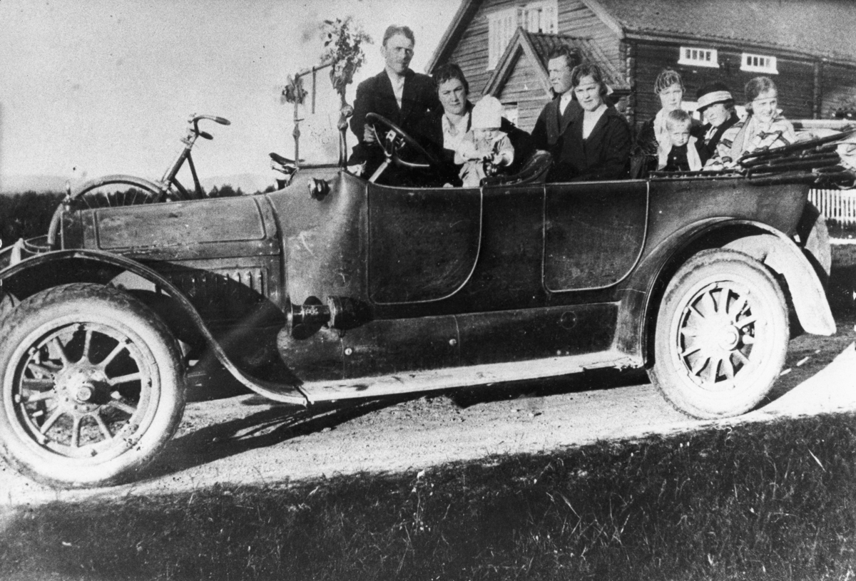 Rutebil nummer to i Odalen: 1915-modell Cadillac, 8-sylindret, 7-seters. Anders Hagen overtok denne bilen av Montei Haug i 1916 og betalte 11.000 kroner. Bilen brant senere opp. Anders og Anna Hagen foran med sønnen Kolbjørn. Bildet er tatt på Grønnerud.