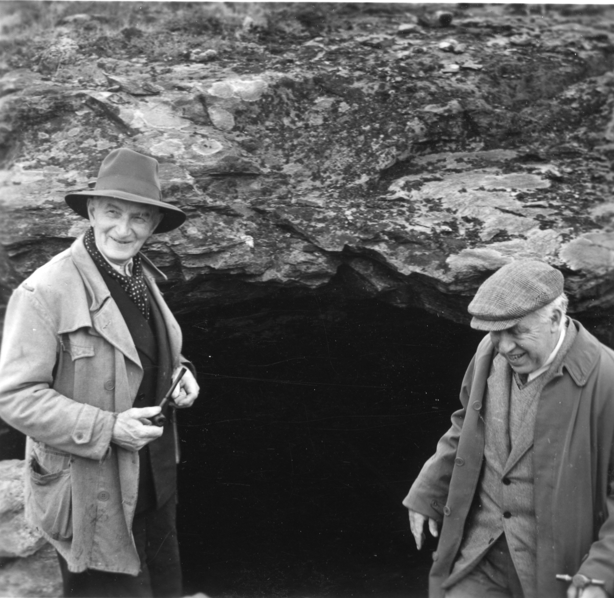 Johan Falkberget, til høyre, og Niels Bohr ved Christianus Sextus gruve i 1953