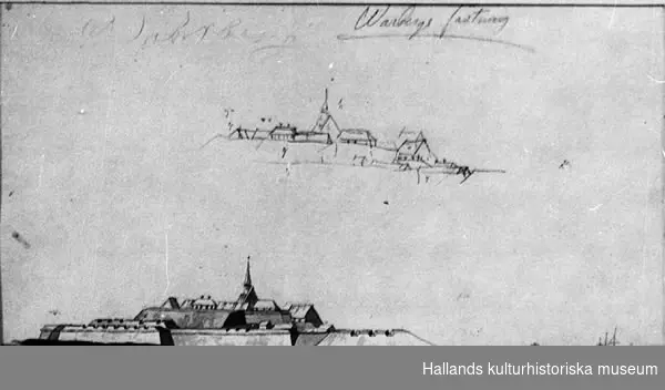 Akvarellerad teckning, lavering, föreställande Varbergs fästning från öster. Till höger båtar i sjön. Bilden är så gammal att Tenaillevärnet (norr om fästningen) står kvar med vaktstugan. Ovanför en blyertsskiss av byggnader på fästningen. Text: (senare än bilden) "Warbergs fästning".  Signerat: V.T.