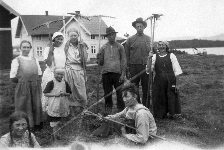 Slåttonn på Hanor ca. 1922. De fleste er trolig fra plasser i nabolaget. Nummer tre f.v. bak er Kristine Hannord (født 1906), og lengst til høyre står Kari Bakken (født 1889). Hun kom som 10-åring til Hanor fra Lukerbakken. Ukjent fotograf.
