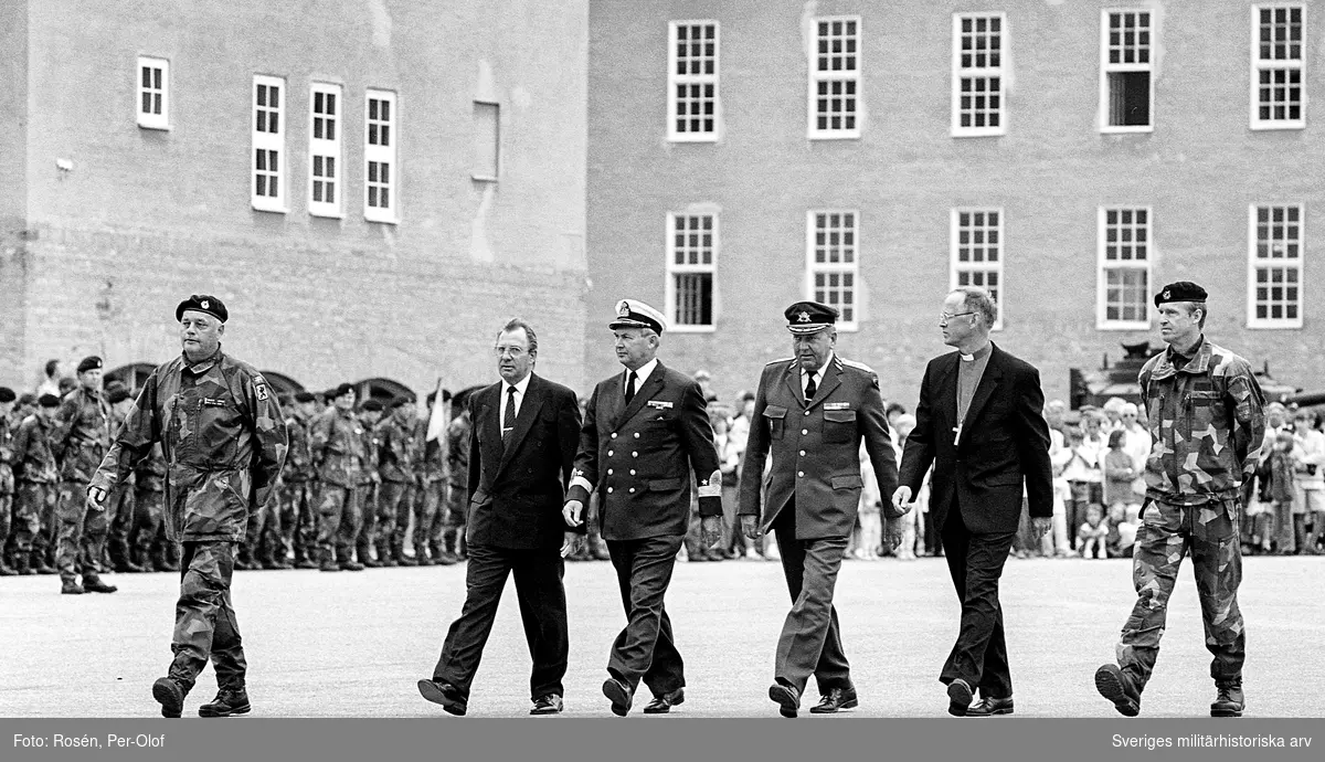 Foregch, Landshövdingen, Viceamiral Dick Börjesson, Generalmajor Lennart Rönnberg, Biskop Jonas Jonsson och Brigch följer Konungen.