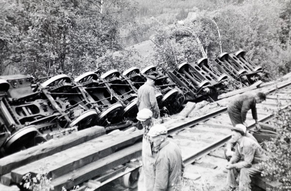 Avsporing mellom Stensli og Haltdalen stasjoner på Rørosbanen 16.06.1965. Et damplokomotiv type 63a nr. 5113 og to godsvogner sporet av. Damplokomotivet veltet og ble hugget på stedet.
