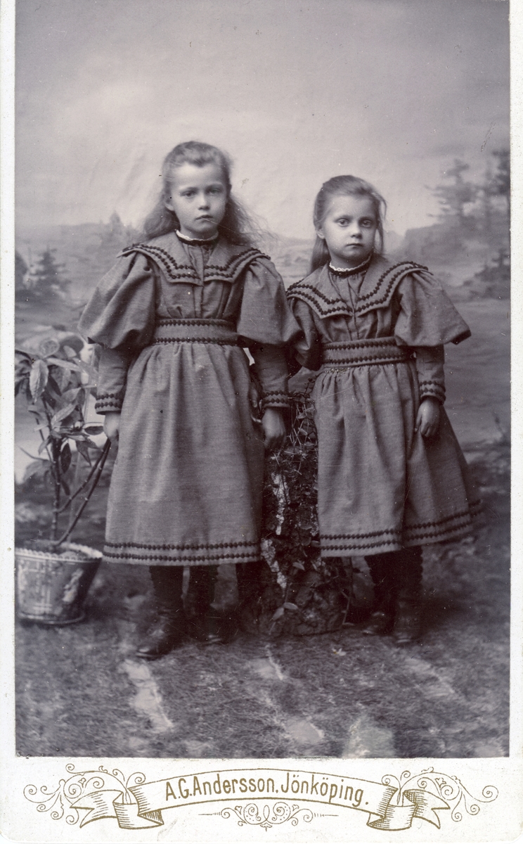 Ateljéfotografi av två små flickor i Jönköping.