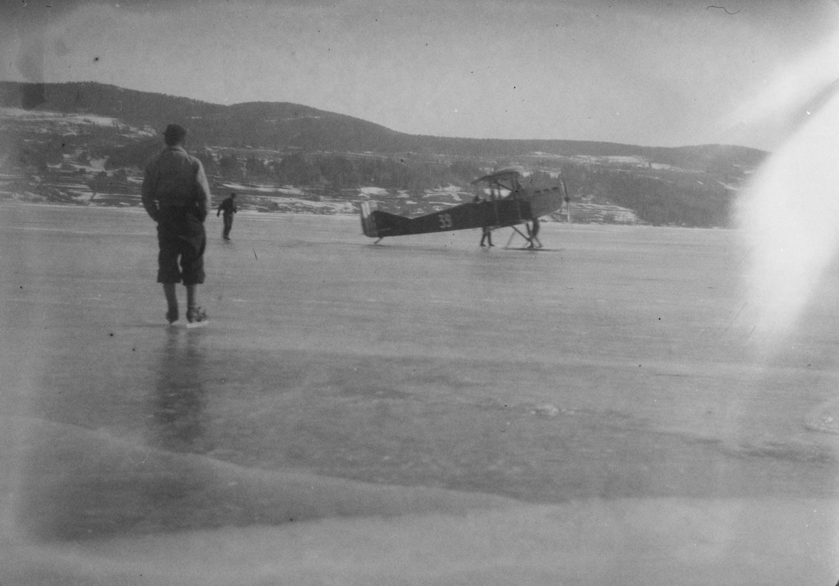 Fly på Mjøsisen ved Vingnes. Biplan, norskbygget FF9 Kaje III.