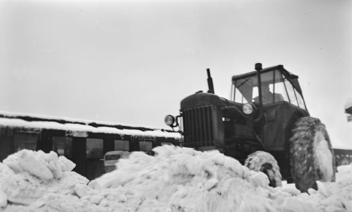 Snørydding med traktor på Trondheim stasjon.