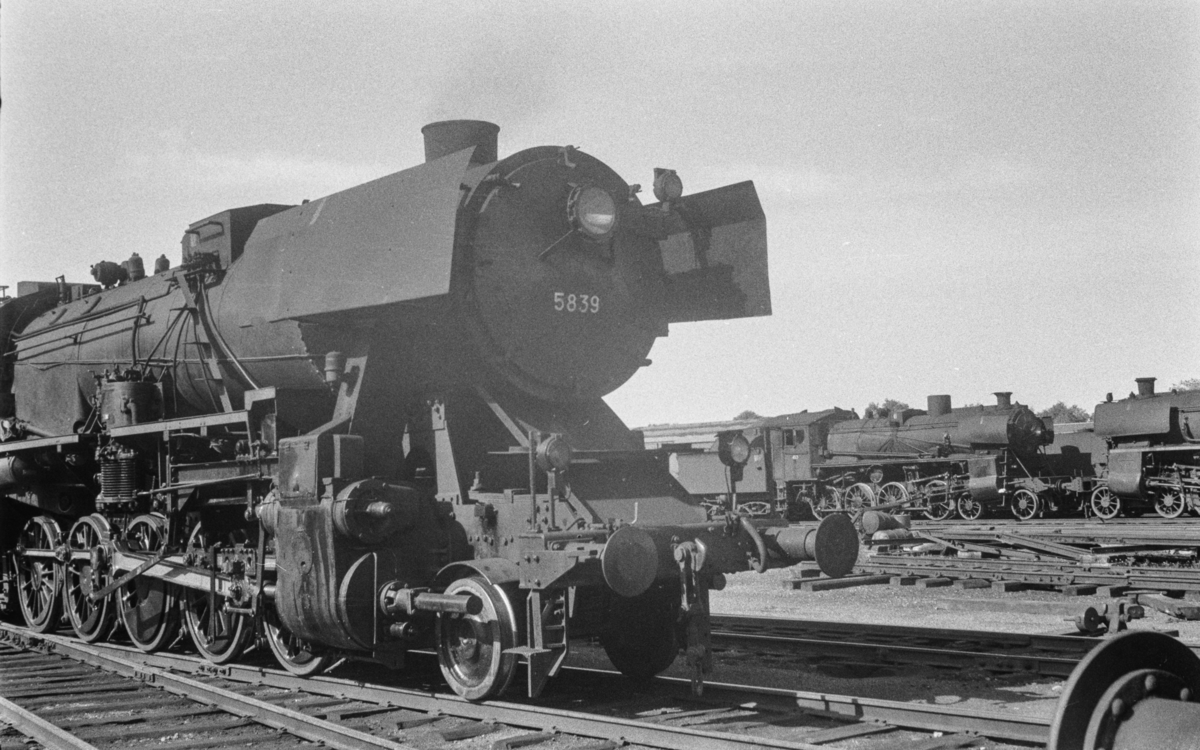 I forgrunnen damplokomotiv type 63a nr. 5839, i bakgrunnen lokomotiver type 26c.