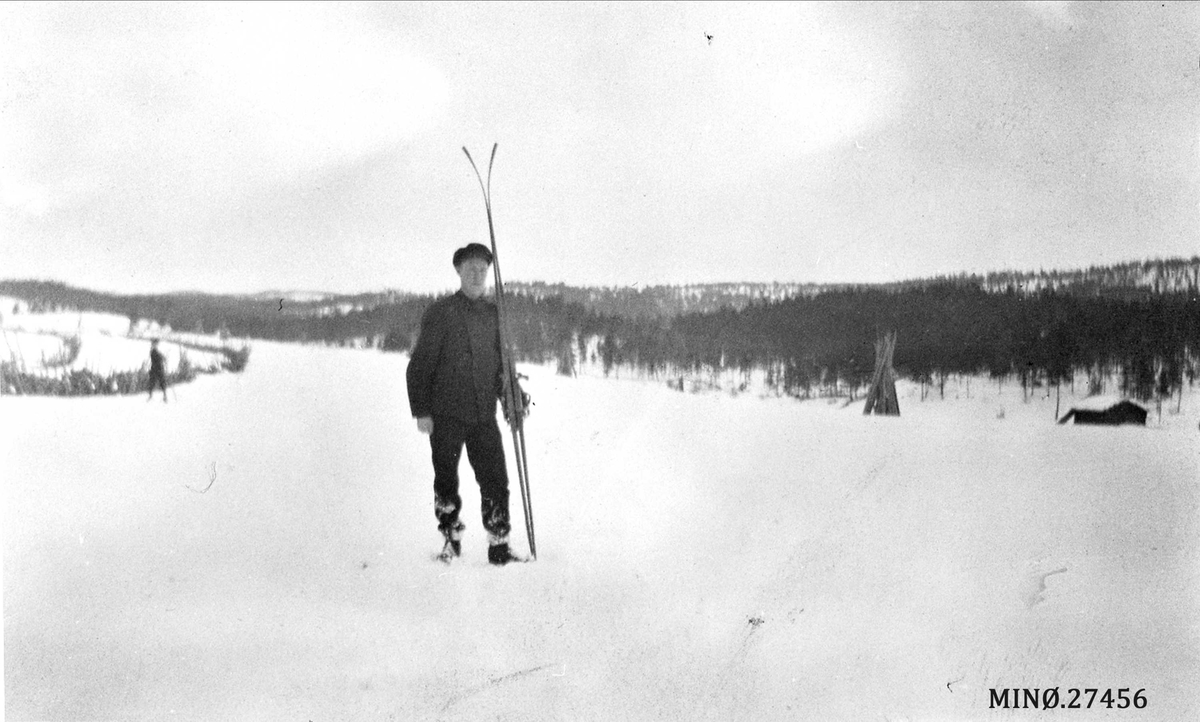 Mann med ski. Simen Tolgensbakk