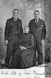 True Gammelutstumo og hennes to sønner, Erik og Ole