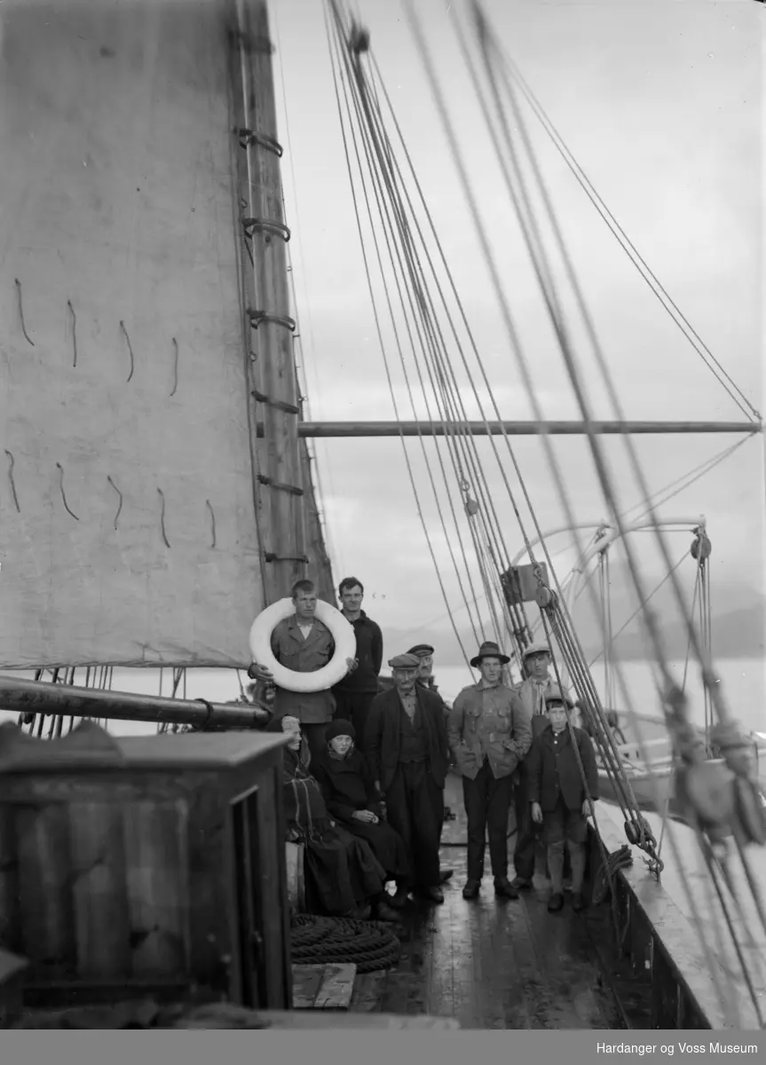 S/K "Vallevik" med ni personar ombord