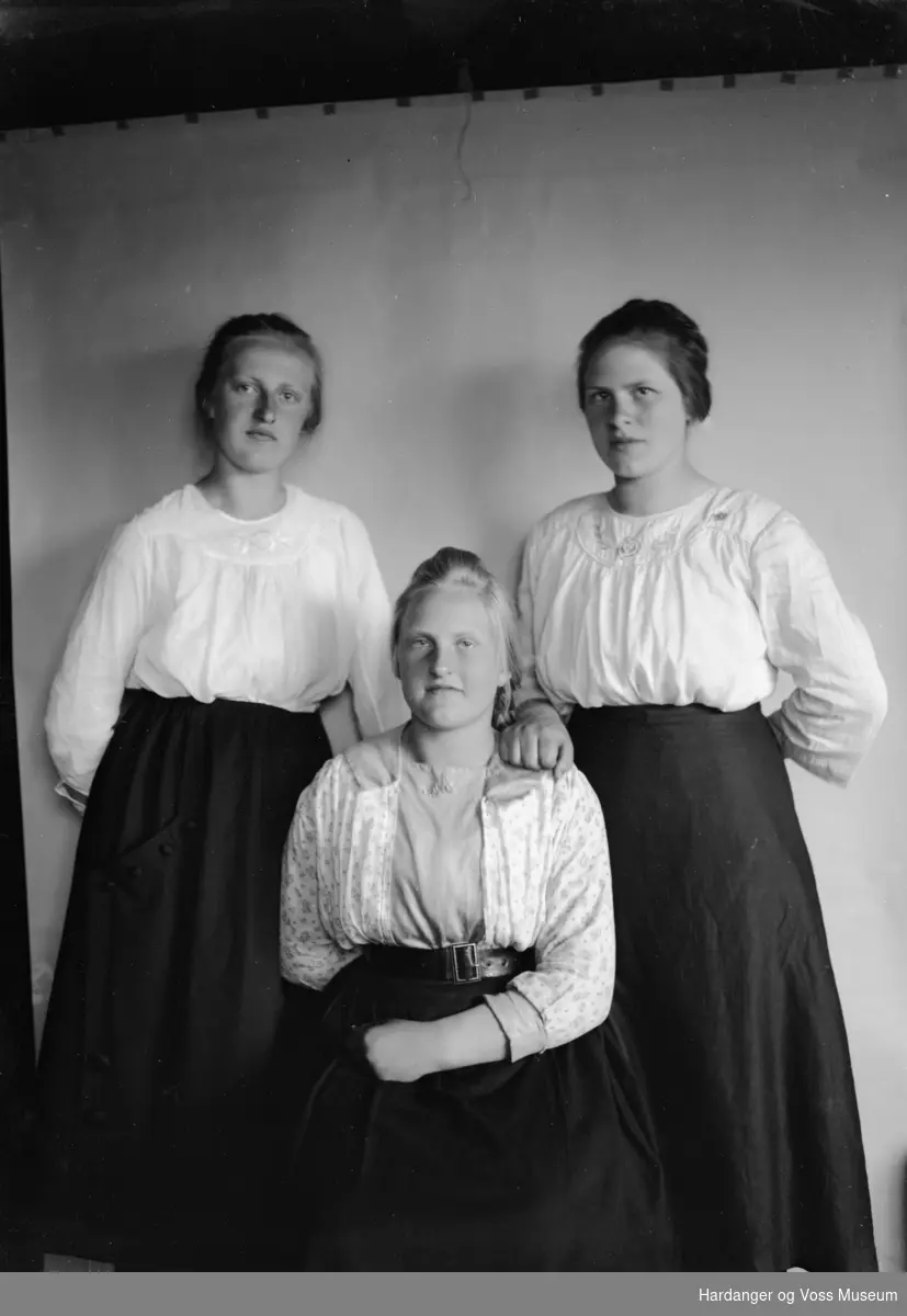 Tre jenter, Hallanger