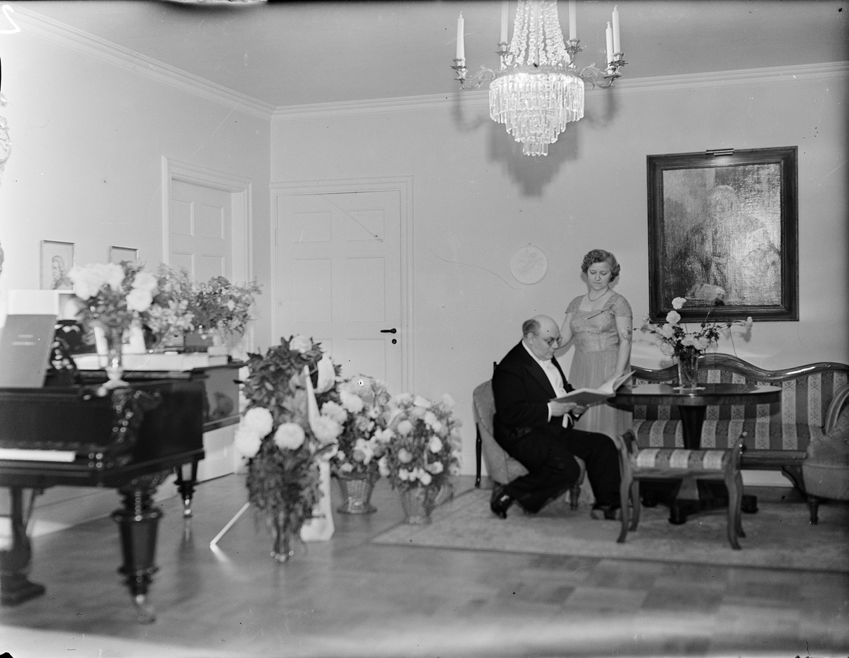 Födelsedagsporträtt - director musices Sven E Svensson med hustru, Uppsala 1949