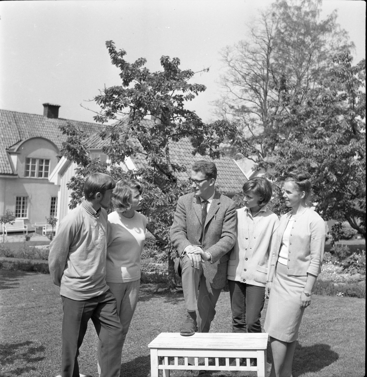 Avslutning vid Grännaskolan. Oidentifierade elever i skolans trädgård samlade runt rektor Sten Sarborn.