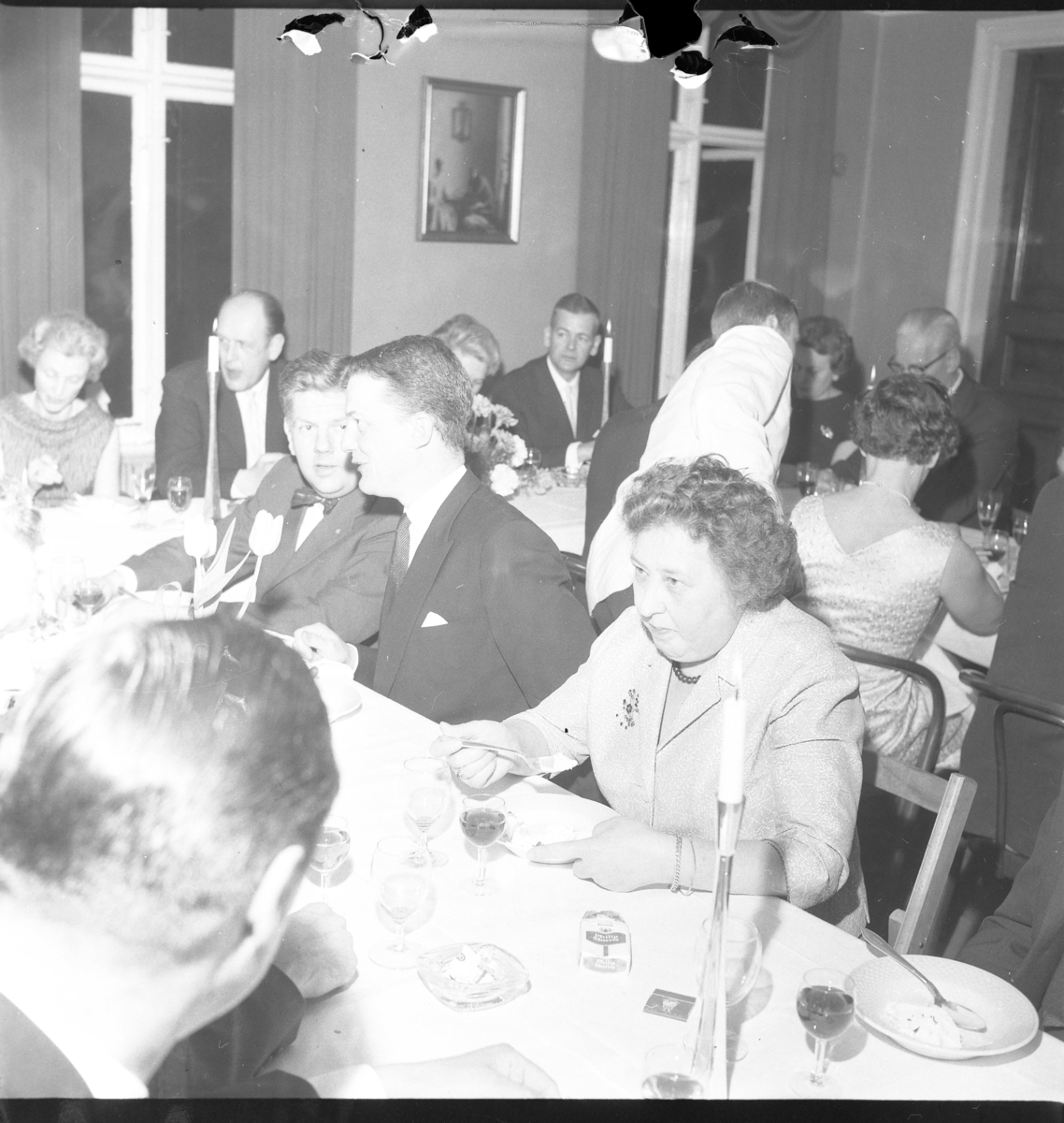 Odd Fellow jubilerar på Ribbagården i Gränna. Kvinnor och män vid dukade bord. Sten Roman och Hans Roman samtalar. Till höger sitter fru Hellström.